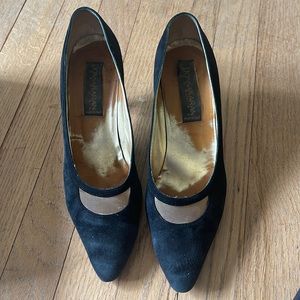 Donna Karan Kitten heel Black Suede Pumps/ vintage